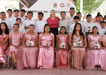 Atenea Gómez, con cercania y cariño, acompaña a la niñez de Isla Mujeres en el cierre de su ciclo escolar