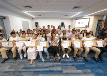 Mara Lezama premia el esfuerzo y la excelencia de estudiantes destacados en la Olimpiada del Conocimiento 2025