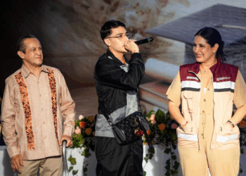 En medio de graduación sorprende Estefanía Mercado a egresados de secundaria “José España Cruz” con “El Malilla”