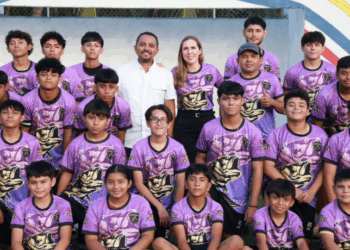 Refrenda Atenea Gómez su apoyo al deporte con entrega de uniformes al Club Dorados F.C. de Isla Mujeres