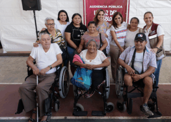 Mara Lezama y Blanca Merari atiende a habitantes de Leona Vicario