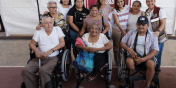 Mara Lezama y Blanca Merari atiende a habitantes de Leona Vicario
