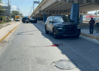 Hombre muere, tras lanzarse de puente en Playa del Carmen