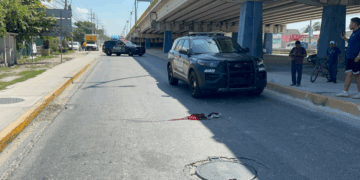 Hombre muere, tras lanzarse de puente en Playa del Carmen