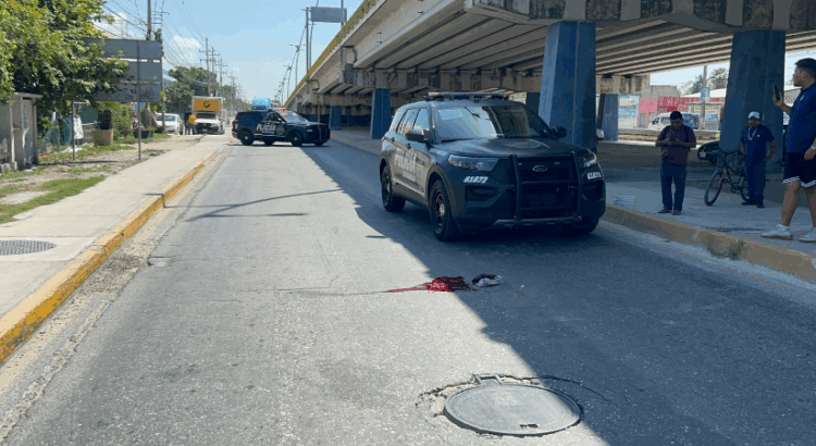 Hombre muere, tras lanzarse de puente en Playa del Carmen