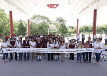 Blanca Merari agradece a Mara Lezama domo de la secundaria "Francisco Zarco"