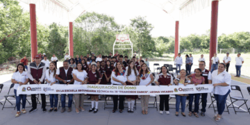 Blanca Merari agradece a Mara Lezama domo de la secundaria "Francisco Zarco"