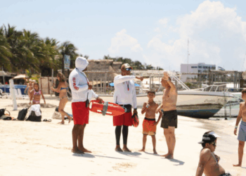 Refuerza Gobierno Municipal trabajo de los guardavidas en las playas de Isla Mujeres