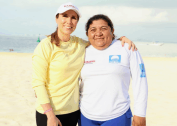 Supervisa Atenea Gómez trabajos de limpieza en las playas de Isla Mujeres