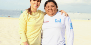 Supervisa Atenea Gómez trabajos de limpieza en las playas de Isla Mujeres