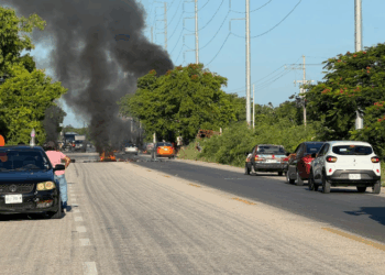 Queman llantas invasores en carretera Tulum-Felipe Carrillo Puerto, tras intento de desalojo