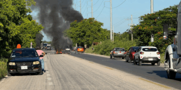 Queman llantas invasores en carretera Tulum-Felipe Carrillo Puerto, tras intento de desalojo