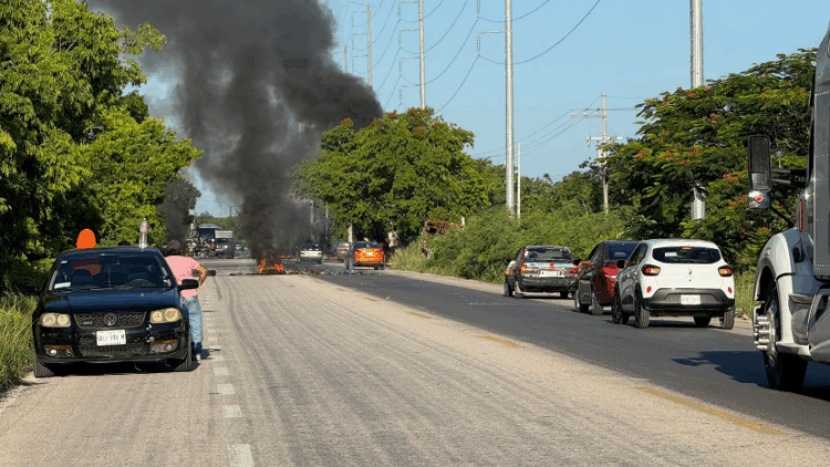 Queman llantas invasores en carretera Tulum-Felipe Carrillo Puerto, tras intento de desalojo