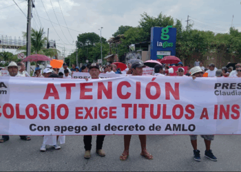 Bloquean vecinos de la Colosio carretera federal en Playa del Carmen