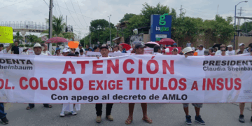 Bloquean vecinos de la Colosio carretera federal en Playa del Carmen