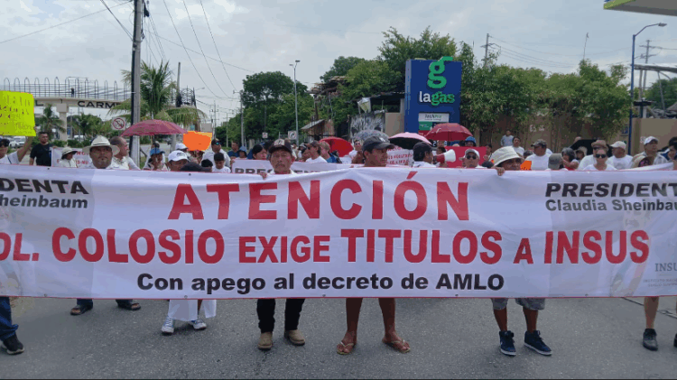 Bloquean vecinos de la Colosio carretera federal en Playa del Carmen