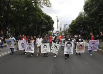 Exigen avance en pesquisas; Padres de los 43 se reunirán el martes con Claudia Sheinbaum