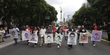 Exigen avance en pesquisas; Padres de los 43 se reunirán el martes con Claudia Sheinbaum