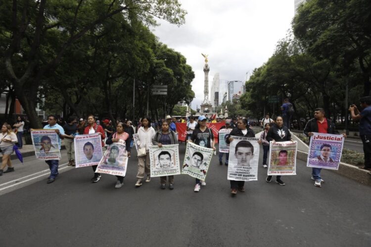 Exigen avance en pesquisas; Padres de los 43 se reunirán el martes con Claudia Sheinbaum