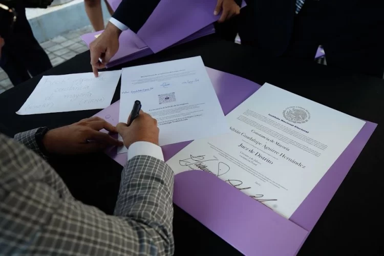 INE reanuda sesión extraordinaria para entrega de constancias de mayoría