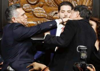 'Alito' Moreno agrede a golpes a Fernández Noroña en el Senado
