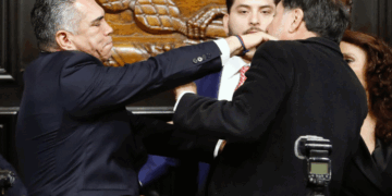 'Alito' Moreno agrede a golpes a Fernández Noroña en el Senado