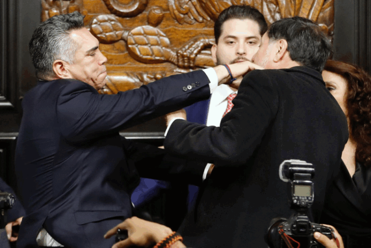 'Alito' Moreno agrede a golpes a Fernández Noroña en el Senado