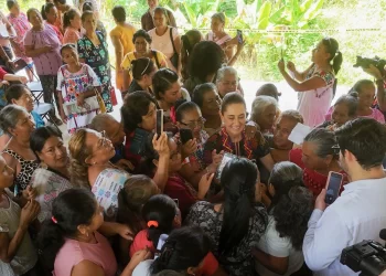 Sheinbaum entrega créditos a mujeres amuzgas para preservar bienestar y trabajo