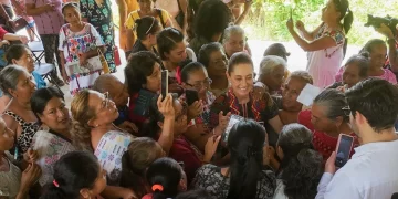 Sheinbaum entrega créditos a mujeres amuzgas para preservar bienestar y trabajo