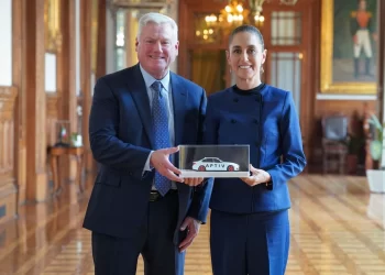 Sheinbaum recibe a Kevin P. Clark, ejecutivo de la manufacturera Aptiv