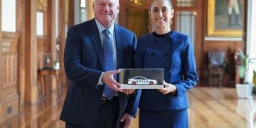 Sheinbaum recibe a Kevin P. Clark, ejecutivo de la manufacturera Aptiv