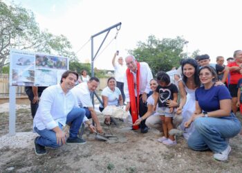 Asiste Ana Paty Peralta a primera piedra de Capilla “Niño Dios” en Sacbé