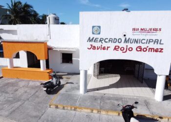 Gobierno de Isla Mujeres realiza trabajos de limpieza y mantenimiento en el mercado municipal “Javier Rojo Gómez”