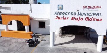 Gobierno de Isla Mujeres realiza trabajos de limpieza y mantenimiento en el mercado municipal “Javier Rojo Gómez”