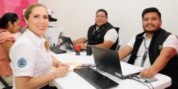 Gobierno de Isla Mujeres entrega láminas para fortalecer hogares de familias vulnerables en Ciudad Mujeres