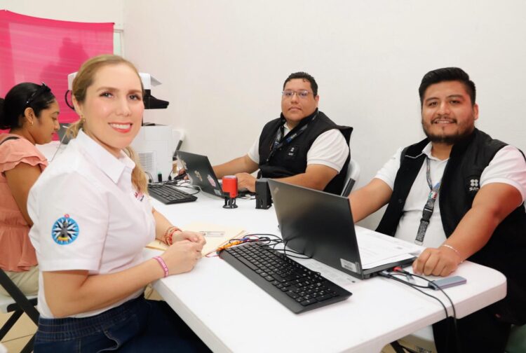 Gobierno de Isla Mujeres entrega láminas para fortalecer hogares de familias vulnerables en Ciudad Mujeres