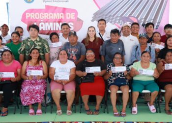 Atenea Gómez entrega láminas a familias de Isla Mujeres para reforzar sus viviendas ante la temporada de huracanes