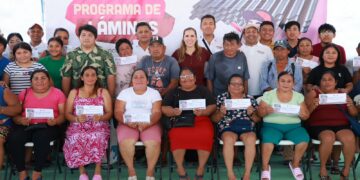 Atenea Gómez entrega láminas a familias de Isla Mujeres para reforzar sus viviendas ante la temporada de huracanes
