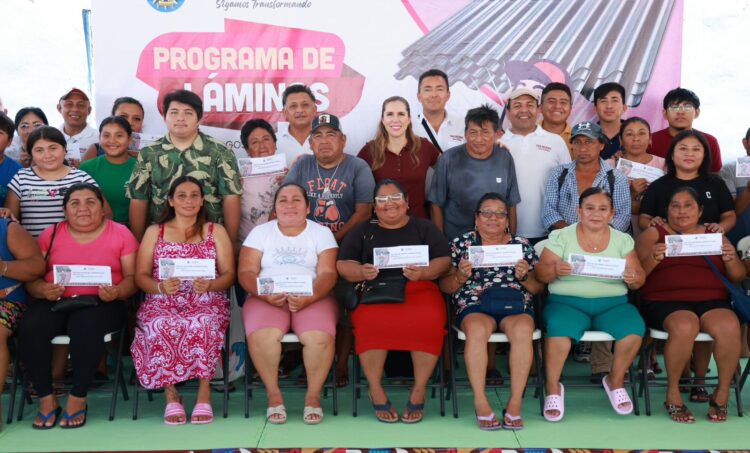 Atenea Gómez entrega láminas a familias de Isla Mujeres para reforzar sus viviendas ante la temporada de huracanes