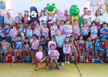 Atenea Gómez Ricalde entrega inicia la entrega de mochilas a niñas y niños de Isla Mujeres