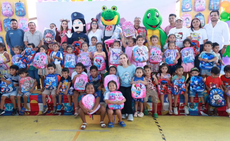Atenea Gómez Ricalde entrega inicia la entrega de mochilas a niñas y niños de Isla Mujeres