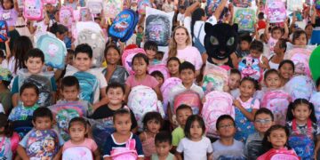 Gobierno de Isla Mujeres continúa con la entrega de 5 mil mochilas escolares del Programa Transformando la Educación: Mi Mochila