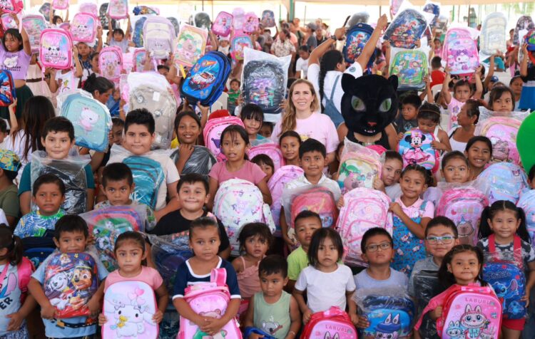 Gobierno de Isla Mujeres continúa con la entrega de 5 mil mochilas escolares del Programa Transformando la Educación: Mi Mochila