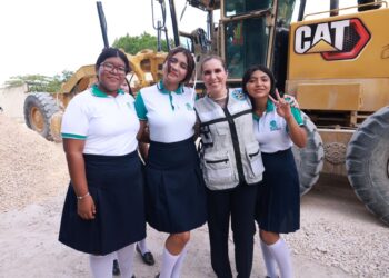 Atenea Gómez inicia obra de pavimentación en el acceso al Colegio de Bachilleres de Ciudad Mujeres