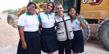 Atenea Gómez inicia obra de pavimentación en el acceso al Colegio de Bachilleres de Ciudad Mujeres