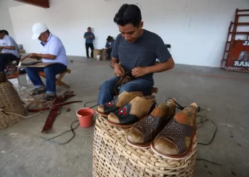 Adidas se disculpa frente a indígenas de Oaxaca por "inspirarse" en sandalia