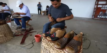 Adidas se disculpa frente a indígenas de Oaxaca por "inspirarse" en sandalia