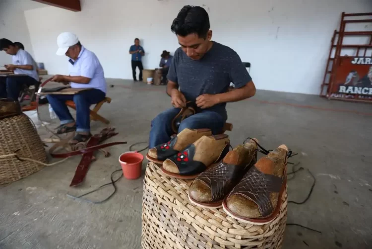 Adidas se disculpa frente a indígenas de Oaxaca por "inspirarse" en sandalia