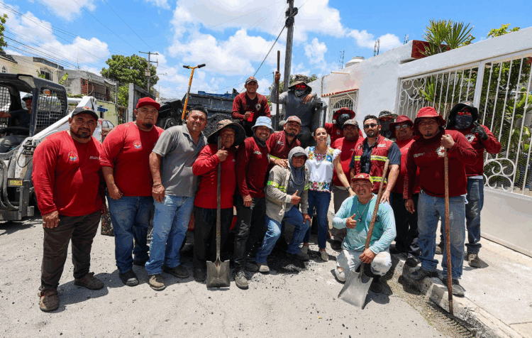 Ana Paty Peralta supervisa trabajos de bacheo en la ciudad