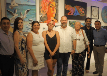 Inauguran en Puerto Morelos exposición "Entre Selvas, Manglares, Corales y Pinceles" con gran muestra de artistas plásticos